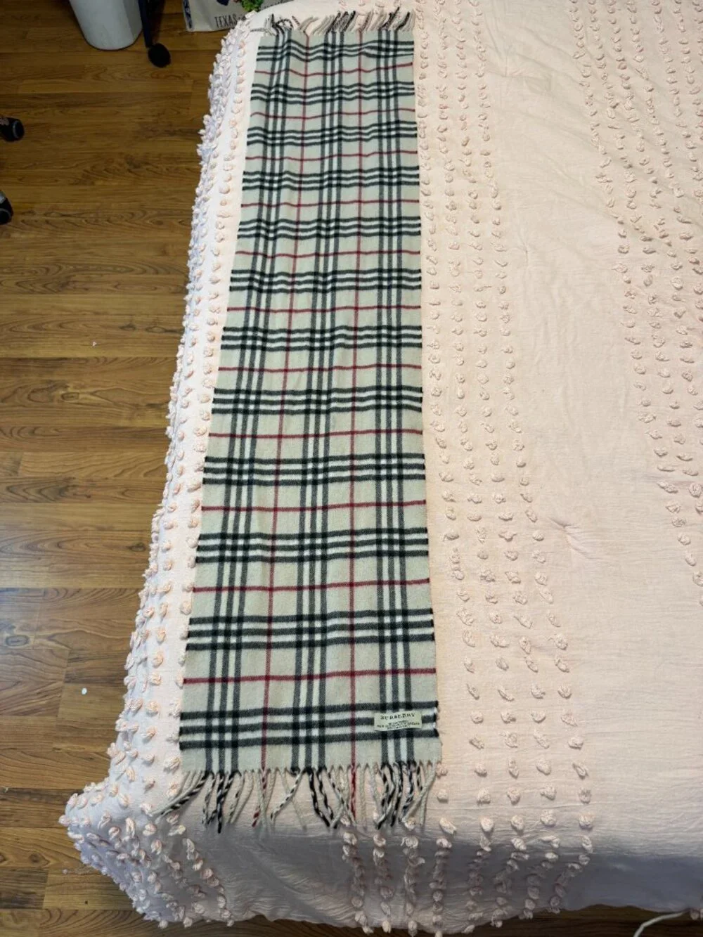 Authentic Burberry 100% Cashmere Scarf - Classic Nova Check - Picture 2 of 3